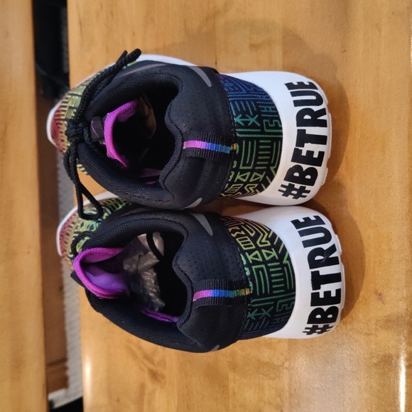 Nike Roshe run QS men's size 8 -#BETRUE- Rainbow Pride colorway - Picture 7 of 9